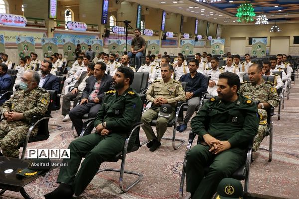 غبارروبی مزار شهدای ارتش با حضور پرسنل نیروی دریایی در قم