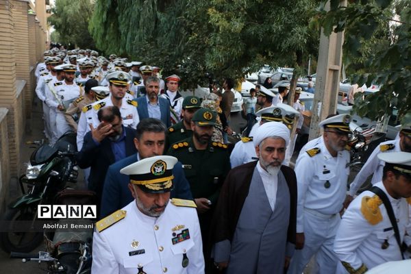 غبارروبی مزار شهدای ارتش با حضور پرسنل نیروی دریایی در قم