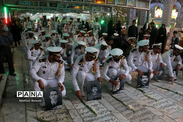 غبارروبی مزار شهدای ارتش با حضور پرسنل نیروی دریایی در قم