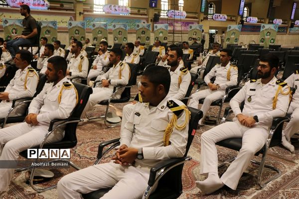 غبارروبی مزار شهدای ارتش با حضور پرسنل نیروی دریایی در قم