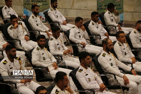 غبارروبی مزار شهدای ارتش با حضور پرسنل نیروی دریایی در قم