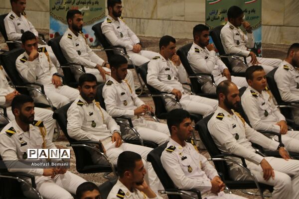 غبارروبی مزار شهدای ارتش با حضور پرسنل نیروی دریایی در قم