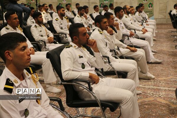 غبارروبی مزار شهدای ارتش با حضور پرسنل نیروی دریایی در قم