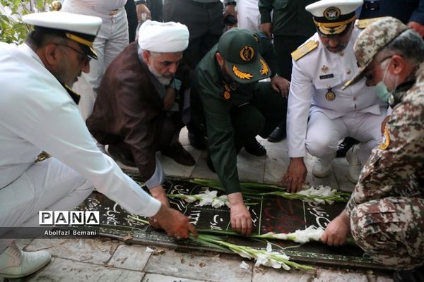 غبارروبی مزار شهدای ارتش با حضور پرسنل نیروی دریایی در قم