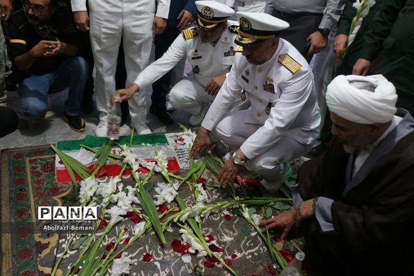 غبارروبی مزار شهدای ارتش با حضور پرسنل نیروی دریایی در قم