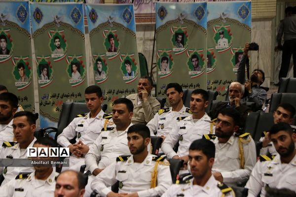 غبارروبی مزار شهدای ارتش با حضور پرسنل نیروی دریایی در قم