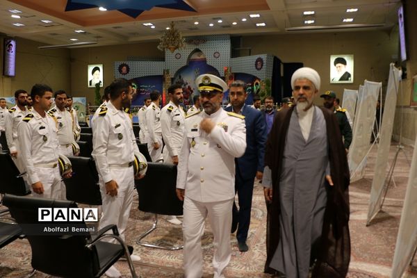 غبارروبی مزار شهدای ارتش با حضور پرسنل نیروی دریایی در قم