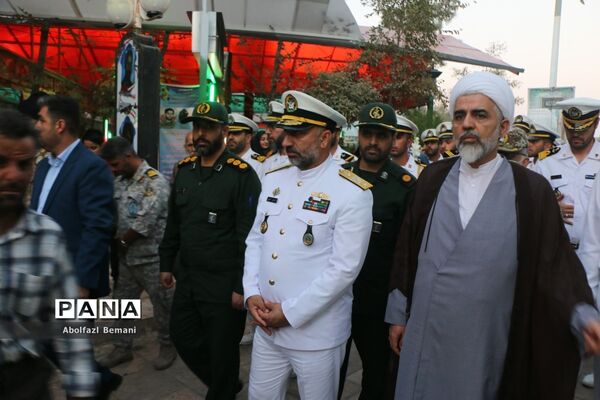 غبارروبی مزار شهدای ارتش با حضور پرسنل نیروی دریایی در قم