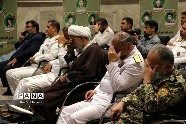 غبارروبی مزار شهدای ارتش با حضور پرسنل نیروی دریایی در قم