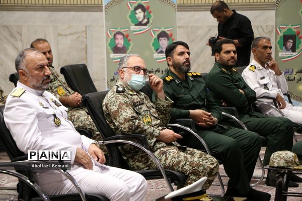 غبارروبی مزار شهدای ارتش با حضور پرسنل نیروی دریایی در قم