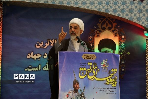 غبارروبی مزار شهدای ارتش با حضور پرسنل نیروی دریایی در قم