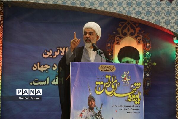 غبارروبی مزار شهدای ارتش با حضور پرسنل نیروی دریایی در قم