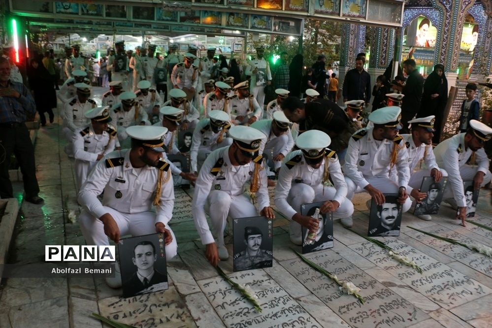غبارروبی مزار شهدای ارتش با حضور پرسنل نیروی دریایی در قم