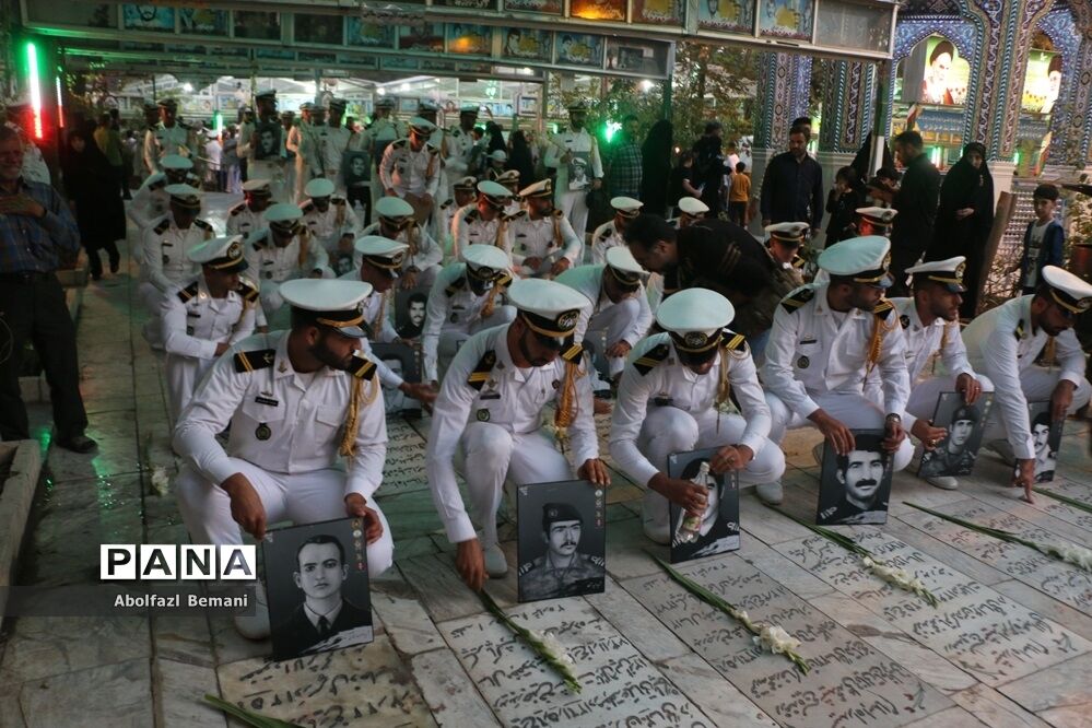 غبارروبی مزار شهدای ارتش با حضور پرسنل نیروی دریایی در قم