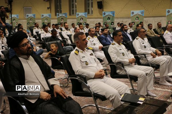 غبارروبی مزار شهدای ارتش با حضور پرسنل نیروی دریایی در قم