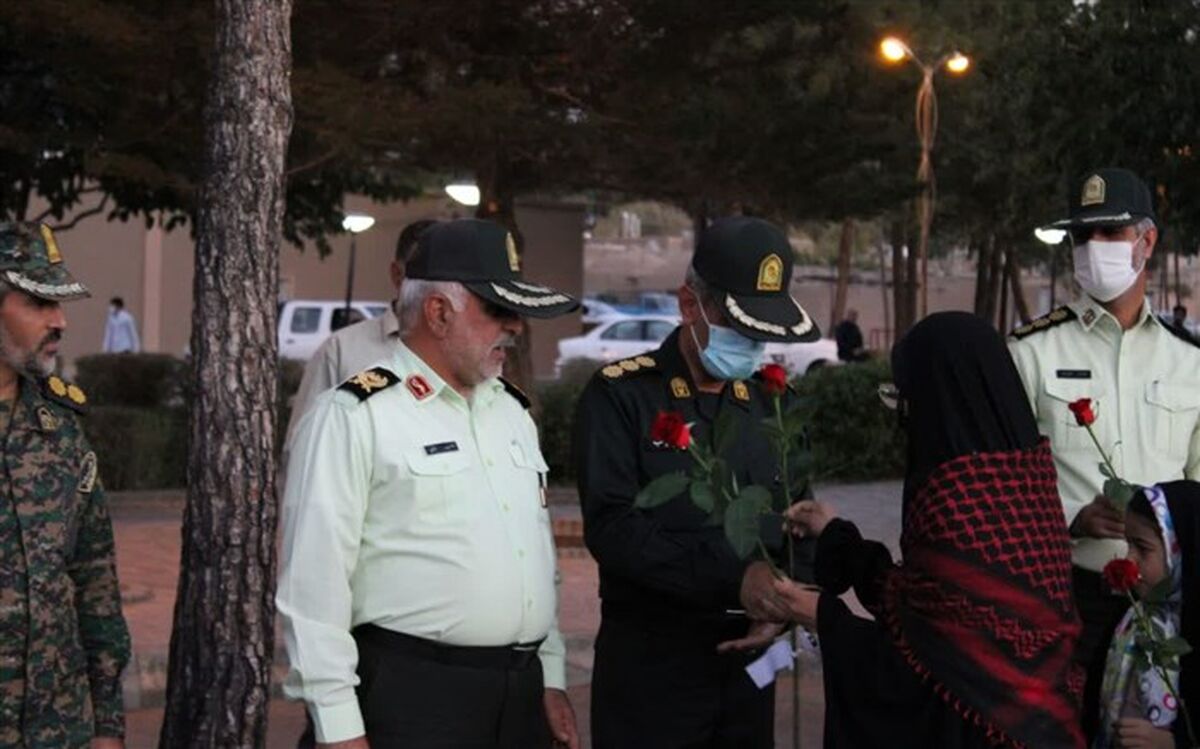 تقدیر دانش‌آموزان عضو سازمان دانش‌آموزی از حافظان امنیت با اهدای گل
