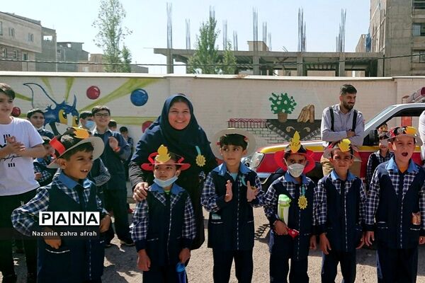 روزی شاد و هیجانی با حضور کارکنان آتش‌نشانی و‌ نیروی انتظامی در دبستان ایمان رودهن