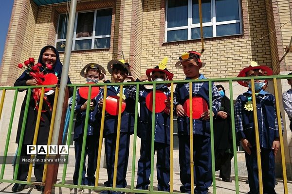 روزی شاد و هیجانی با حضور کارکنان آتش‌نشانی و‌ نیروی انتظامی در دبستان ایمان رودهن