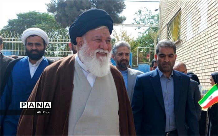 دانش‌آموزان نماز را ‌در آغاز همه کارها قرار دهند تا شاهد پیشرفت خود در عرصه‌های مختلف ‌باشند