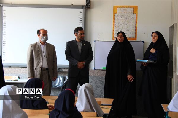 برگزاری آیین نواختن زنگ مهر در دبستان پری زابلی نژاد ناحیه 2 مشهد