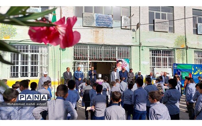 افتتاحیه جشن عاطفه‌ها در دبستان دکتر شریعتی نایین