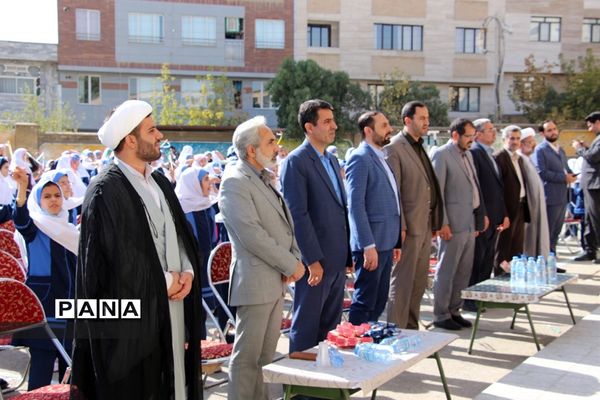 نواخته‌شدن زنگ مهر عاطفه‌ها به‌صورت نمادین در دبستان شهید‌مصطفی خمینی همدان