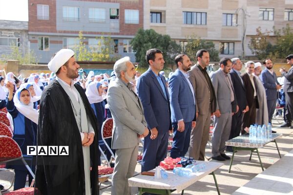 نواخته‌شدن زنگ مهر عاطفه‌ها به‌صورت نمادین در دبستان شهید‌مصطفی خمینی همدان