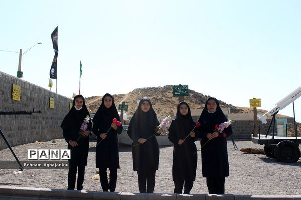 حضور دانش‌آموزان زنجانی در مزار شهدای گمنام به مناسبت هفته دفاع مقدس