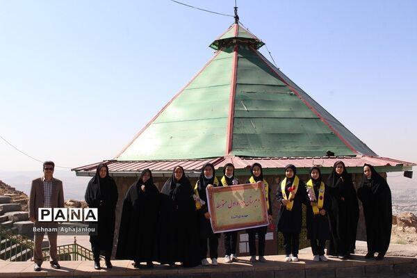 حضور دانش‌آموزان زنجانی در مزار شهدای گمنام به مناسبت هفته دفاع مقدس