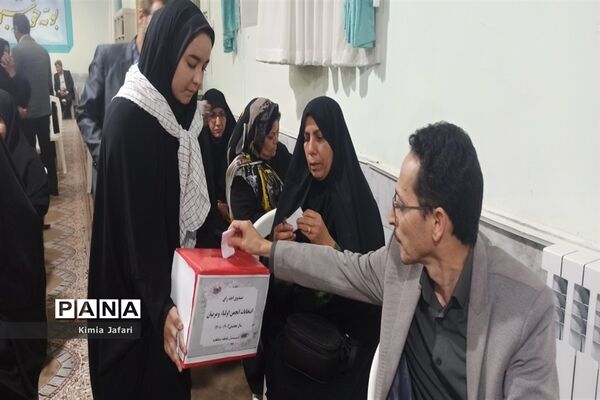 ‌جلسه انجمن اولیا در دبیرستان دخترانه شاهد ‌کاشمر‌