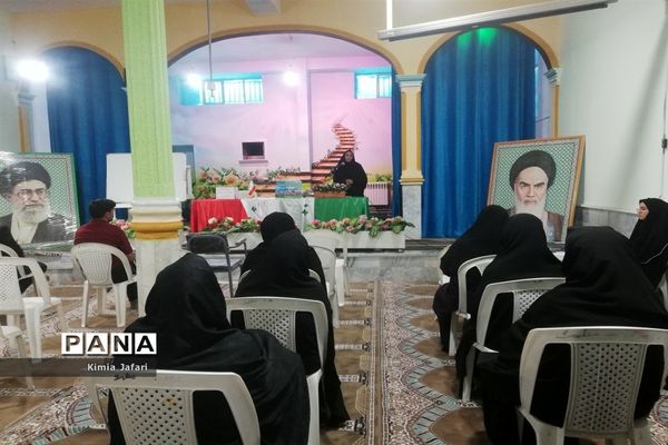 ‌جلسه انجمن اولیا در دبیرستان دخترانه شاهد ‌کاشمر‌