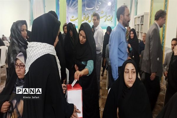 ‌جلسه انجمن اولیا در دبیرستان دخترانه شاهد ‌کاشمر‌