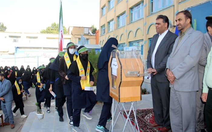 حضور دانش‌آموزان عضو سازمان دانش‌آموزی در مراسم جشن عاطفه‌ها