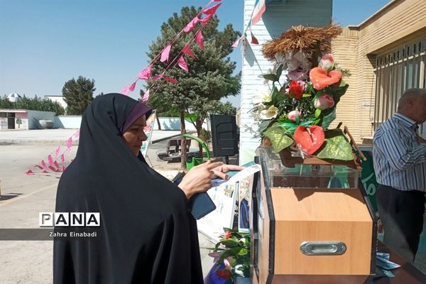 جشن عاطفه‌ها در دبستان مزرعه صفادشت