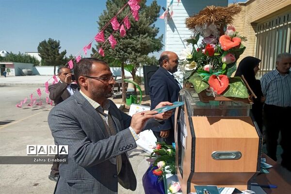 جشن عاطفه‌ها در دبستان مزرعه صفادشت