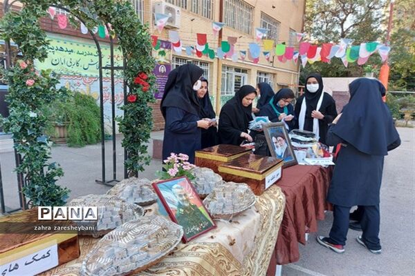 دانش‌آموزان آموزش و پرورش ناحیه دو شیراز در مراسم شور عاطفه‌ها مشق مهربانی نوشتند