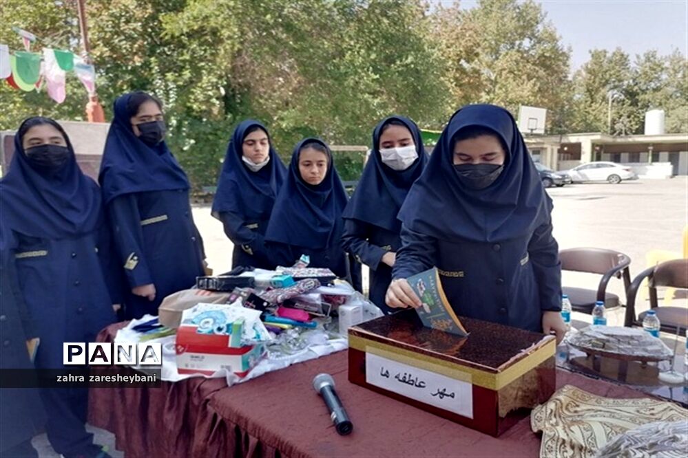 دانش‌آموزان آموزش و پرورش ناحیه دو شیراز در مراسم شور عاطفه‌ها مشق مهربانی نوشتند