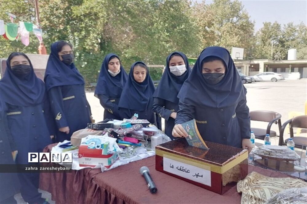 دانش‌آموزان آموزش و پرورش ناحیه دو شیراز در مراسم شور عاطفه‌ها مشق مهربانی نوشتند