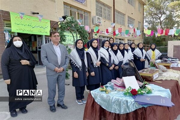 دانش‌آموزان آموزش و پرورش ناحیه دو شیراز در مراسم شور عاطفه‌ها مشق مهربانی نوشتند