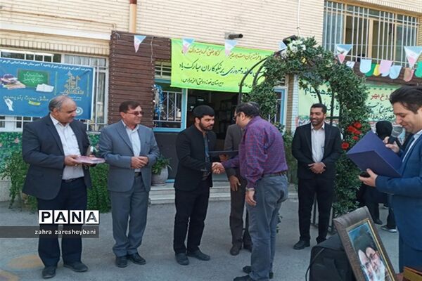 دانش‌آموزان آموزش و پرورش ناحیه دو شیراز در مراسم شور عاطفه‌ها مشق مهربانی نوشتند