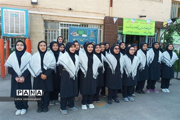 دانش‌آموزان آموزش و پرورش ناحیه دو شیراز در مراسم شور عاطفه‌ها مشق مهربانی نوشتند