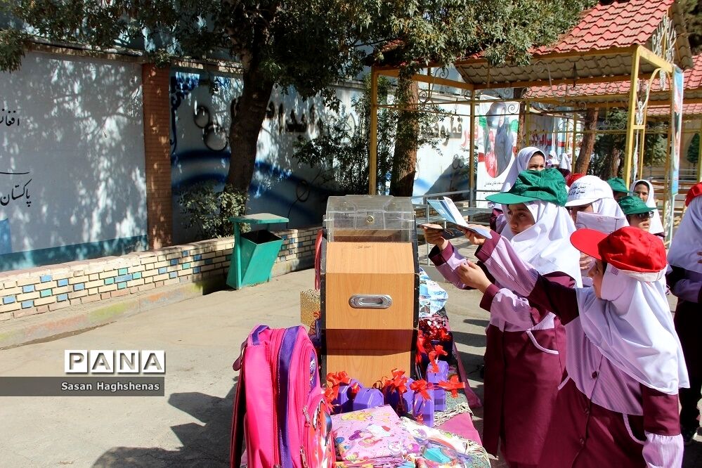 مشق محبت دانش‌آموزان اسلامشهری در مراسم شور عاطفه‌ها