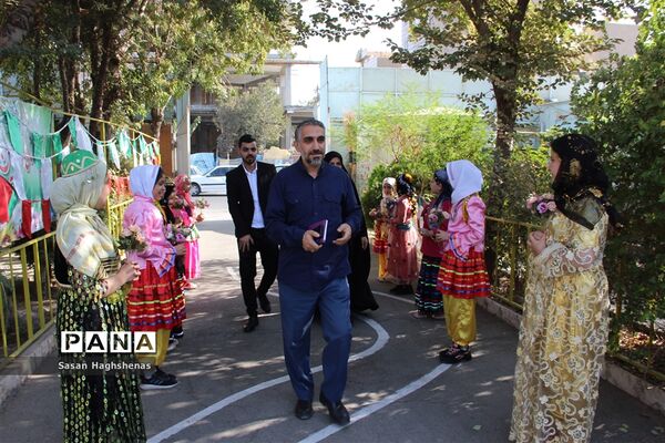 مشق محبت دانش‌آموزان اسلامشهری در مراسم شور عاطفه‌ها