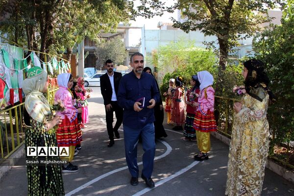 مشق محبت دانش‌آموزان اسلامشهری در مراسم شور عاطفه‌ها