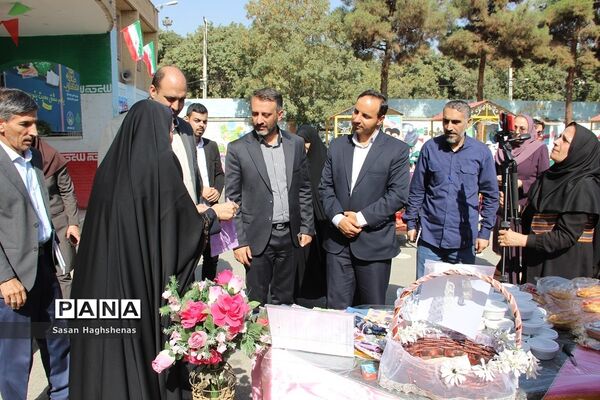 مشق محبت دانش‌آموزان اسلامشهری در مراسم شور عاطفه‌ها