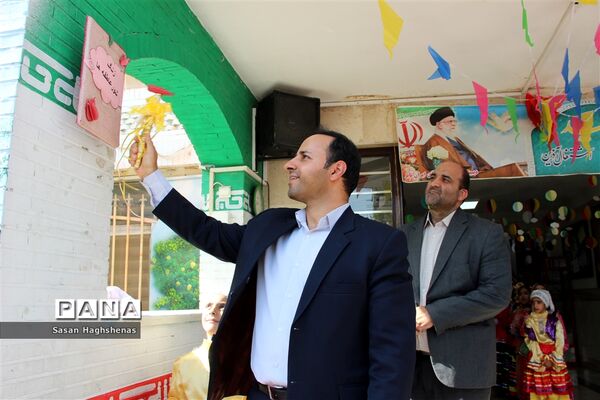 مشق محبت دانش‌آموزان اسلامشهری در مراسم شور عاطفه‌ها