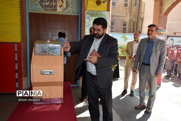 برگزاری آیین زنگ عاطفه‌ها در دبستان شهید دکتر دیالمه منطقه ۱۴