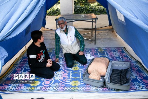 کارگاه‌های مهارت‌آموزی ویژه دانش‌آموزان در حاشیه نماز جمعه تهران