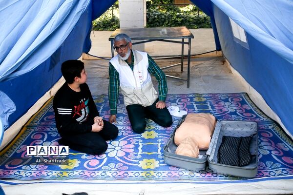 کارگاه‌های مهارت‌آموزی ویژه دانش‌آموزان در حاشیه نماز جمعه تهران