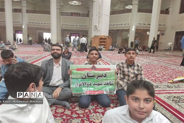 حضور پر شور دانش‌آموزان آموزش و پرورش ناحیه 2 شیراز در مراسم نماز جمعه
